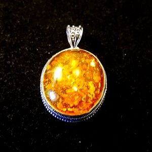 BEAUTIFUL PENDENT NWOT